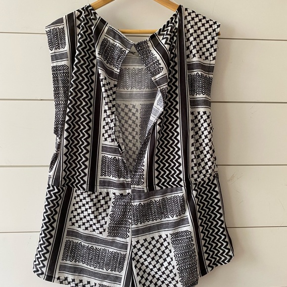 NEW Womens Zara Trafaluc Shorts Romper With Open Slit Back Size Small - Picture 10 of 14